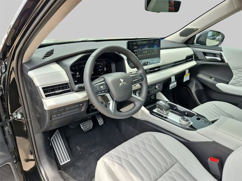 New 2025 Mitsubishi Outlander SEL image 9