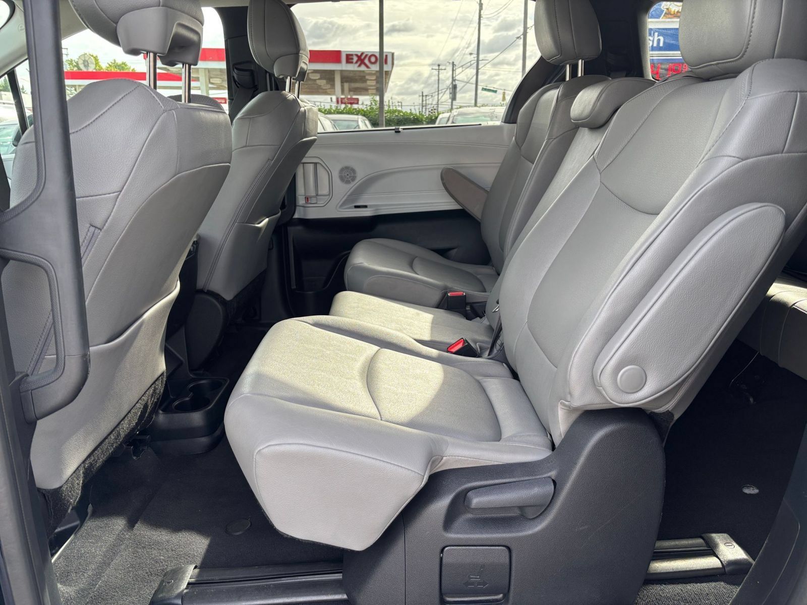 Used 2025 Toyota Sienna XLE FWD image 26