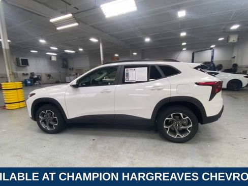 Used 2025 Chevrolet Trax LT w/ Driver Confidence Package FWD image 6
