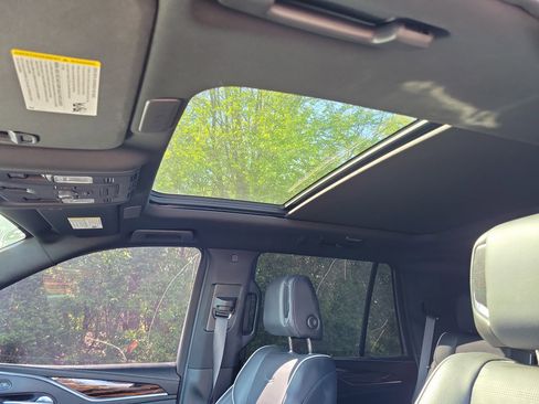 Used 2022 Cadillac Escalade Premium Luxury AWD/4WD image 19
