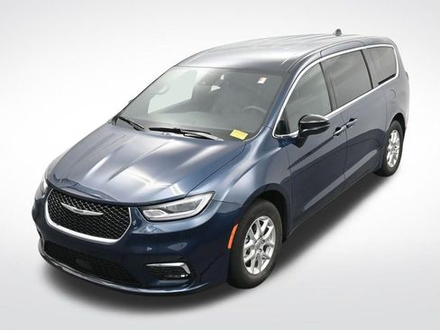 Used 2025 Chrysler Pacifica Select image 21