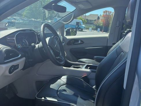 Used 2023 Chrysler Pacifica Limited FWD image 6
