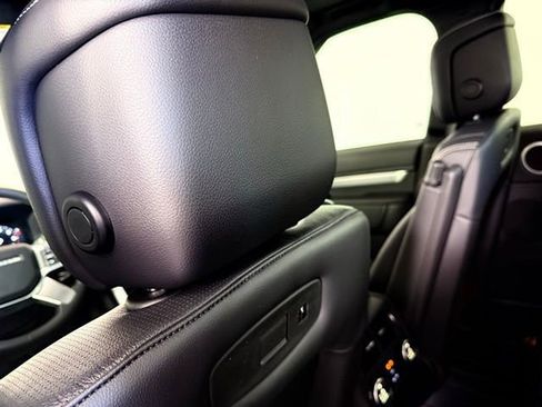Used 2025 Land Rover Discovery Dynamic SE image 31