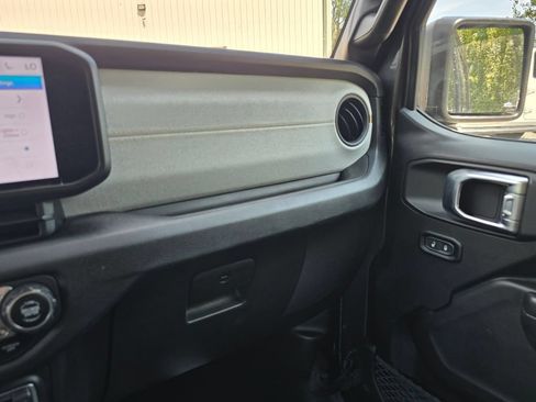 Used 2024 Jeep Wrangler Unlimited w/ Convenience Group AWD/4WD image 22