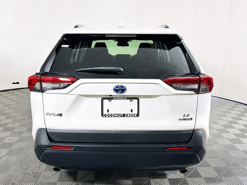 Used 2022 Toyota RAV4 LE AWD/4WD image 4