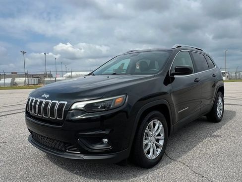 Used 2019 Jeep Cherokee Latitude Plus FWD image 3