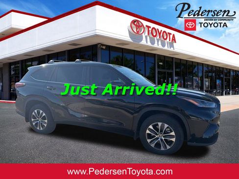 Used 2024 Toyota Highlander XLE AWD/4WD image 1