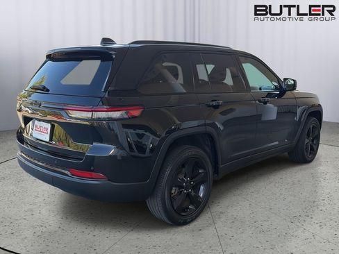 Used 2023 Jeep Grand Cherokee Altitude AWD/4WD image 6
