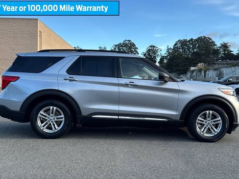 Certified 2022 Ford Explorer XLT w/ Equipment Group 202A image 3