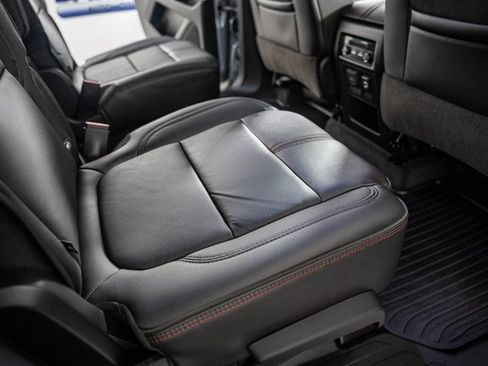 Used 2023 Chevrolet Traverse RS image 35