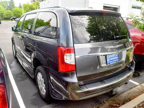 Used 2016 Chrysler Town & Country Touring w/ Driver Convenience Group FWD image 17