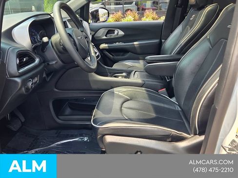Used 2025 Chrysler Pacifica Limited FWD image 5