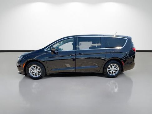 Used 2024 Chrysler Pacifica Touring-L FWD image 6