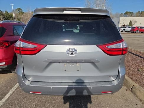 Used 2017 Toyota Sienna XLE w/ XLE Navigation Package image 4