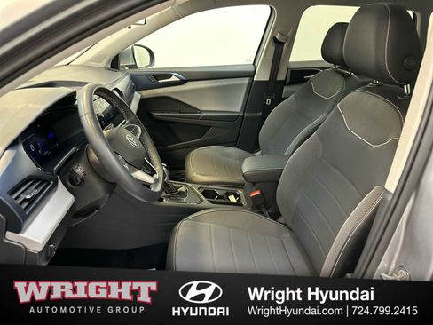 Used 2023 Volkswagen Taos SE w/ Panoramic Sunroof Package image 11