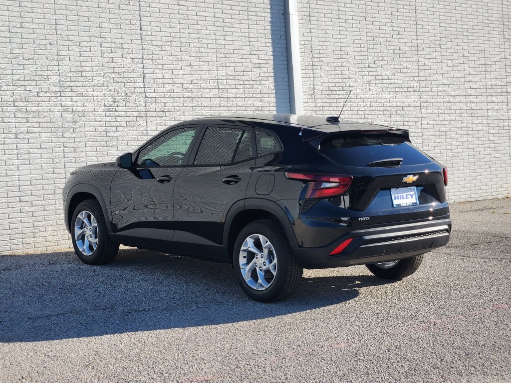 New 2026 Chevrolet Trax LS w/ LS Convenience Package FWD image 3