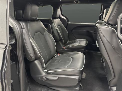 Used 2023 Chrysler Pacifica Limited w/ Uconnect Theater Family Group image 34
