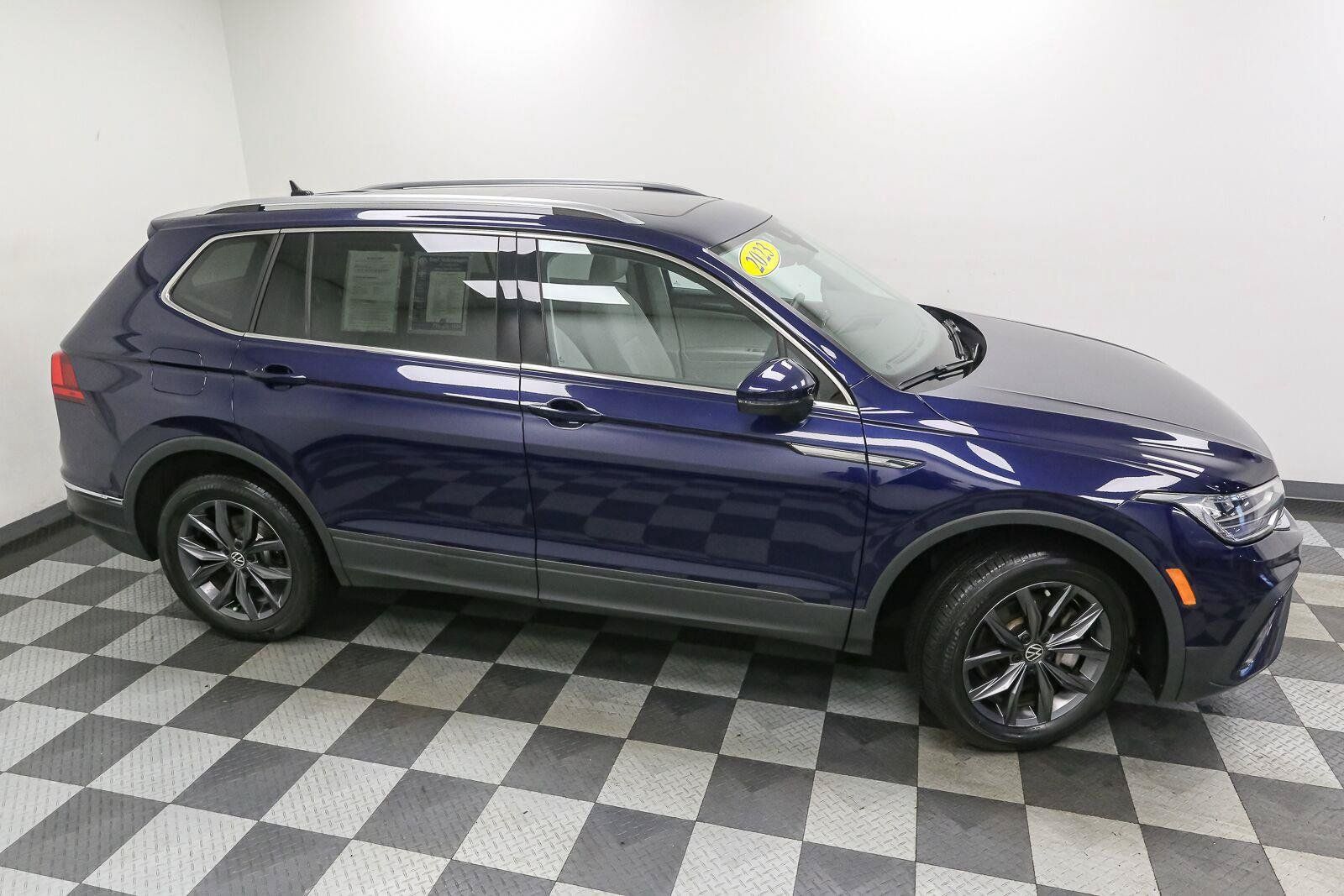 Certified 2023 Volkswagen Tiguan SE w/ Panoramic Sunroof Package FWD image 6