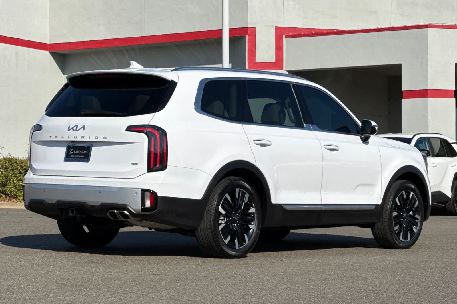 Used 2024 Kia Telluride SX Prestige w/ Towing Package AWD/4WD image 2