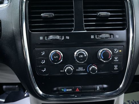 Used 2020 Dodge Grand Caravan SXT image 23