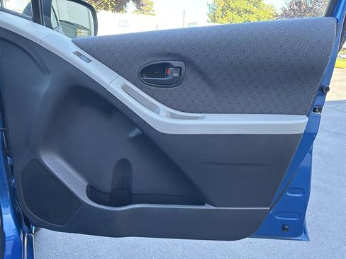Used 2010 Toyota Yaris 4-Door Hatchback FWD image 35