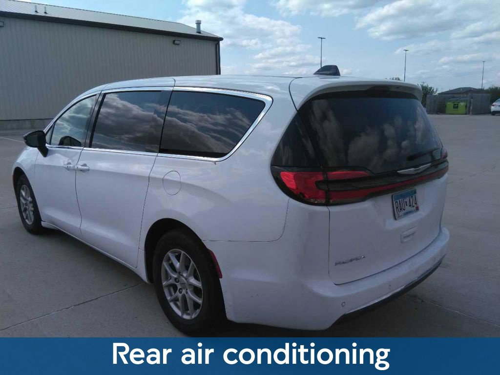 Used 2024 Chrysler Pacifica Touring-L FWD image 8