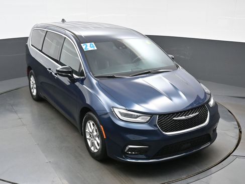 Used 2024 Chrysler Pacifica Touring FWD image 43