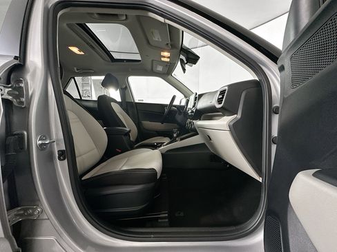 Used 2025 Hyundai Venue SEL image 31