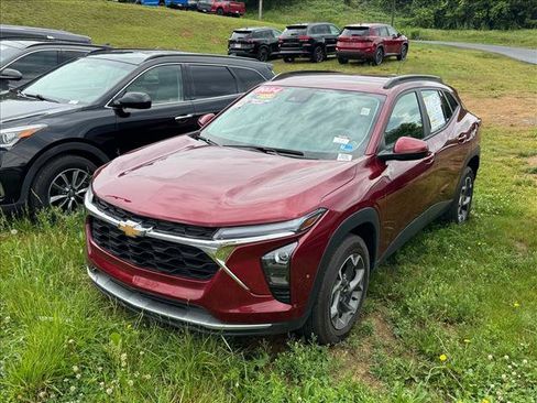 Used 2024 Chevrolet Trax LT FWD image 2