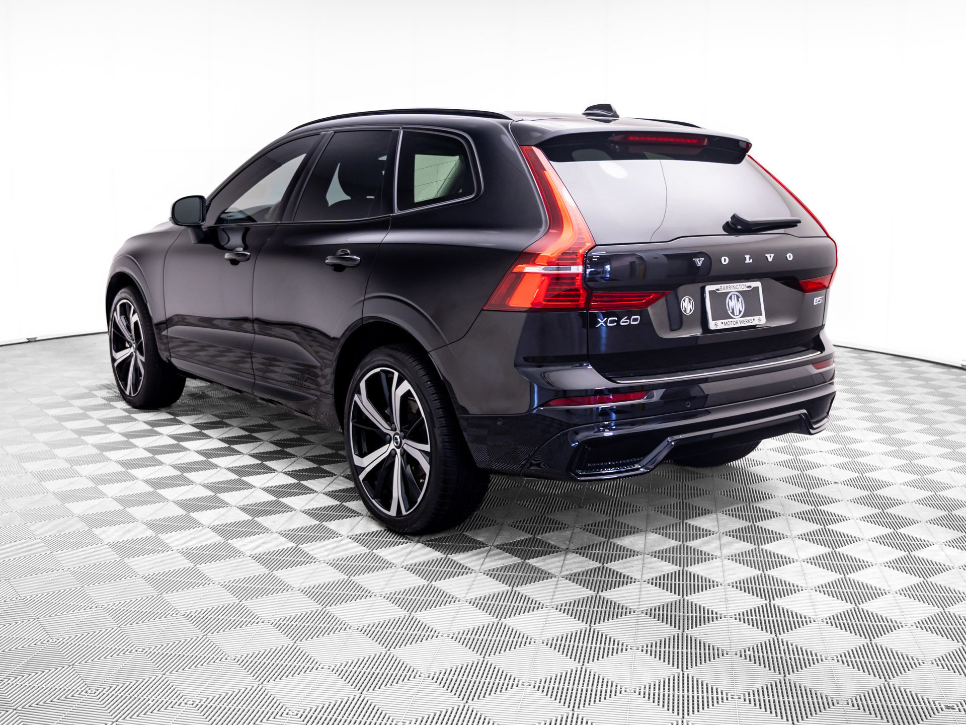 Used 2024 Volvo XC60 B5 Ultimate w/ Protection Package Premier AWD/4WD image 3