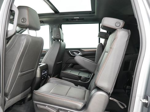 Used 2023 Chevrolet Suburban High Country AWD/4WD image 16