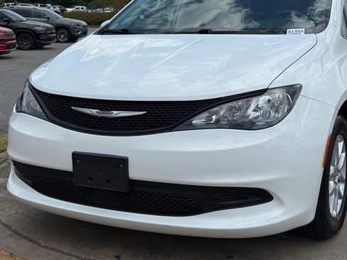 Used 2023 Chrysler Voyager LX FWD image 10
