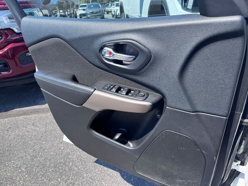 Used 2018 Jeep Cherokee Latitude w/ Cold Weather Group AWD/4WD image 25