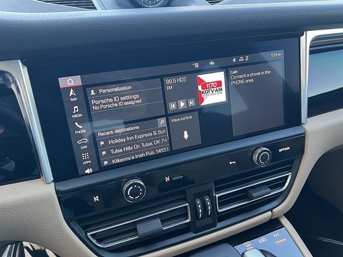 Used 2022 Porsche Macan image 16