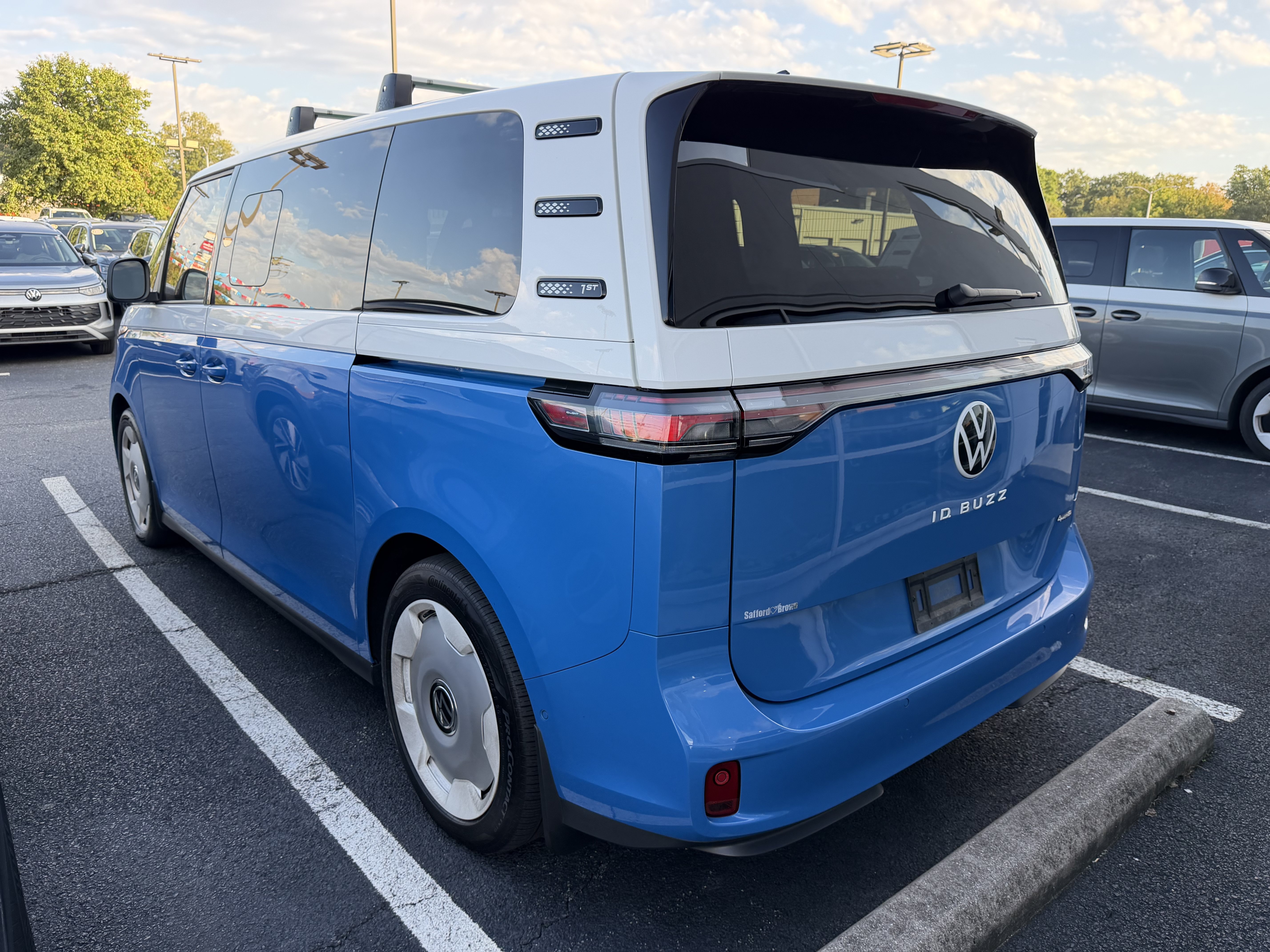 Used 2025 Volkswagen ID. Buzz 1st Edition AWD/4WD image 23