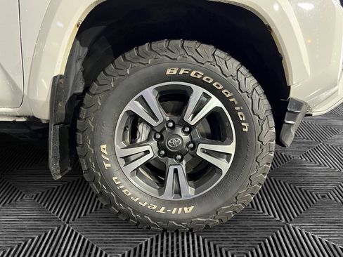 Used 2017 Toyota Tacoma TRD Sport image 11