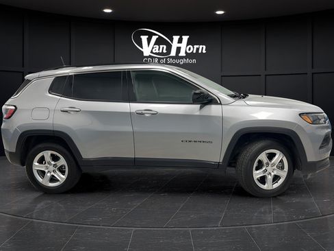 Used 2023 Jeep Compass Latitude AWD/4WD image 8