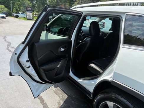 Used 2020 Jeep Cherokee Limited w/ Luxury Group AWD/4WD image 14