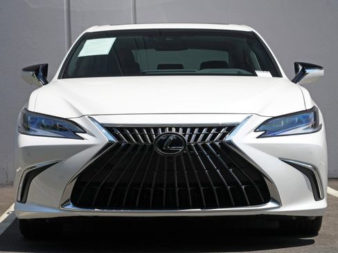 Used 2024 Lexus ES 300h w/ Accessory Package (Z2) FWD image 7