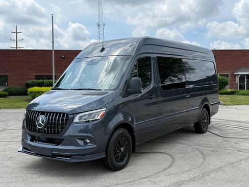 Used 2024 Mercedes-Benz Sprinter 2500 image 3