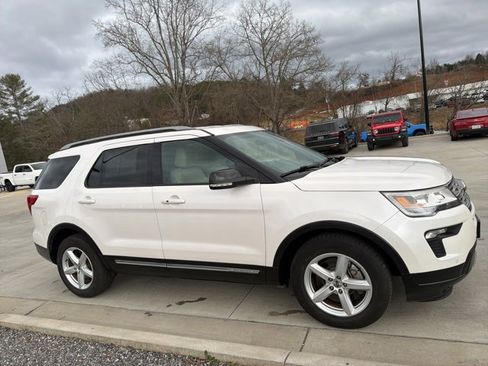 Used 2018 Ford Explorer XLT w/ Equipment Group 202A image 2