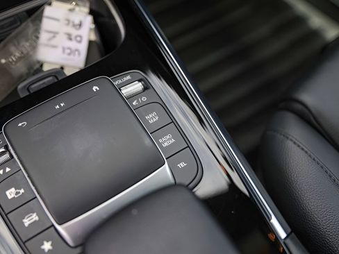 Used 2021 Mercedes-Benz GLB 250 4MATIC image 21