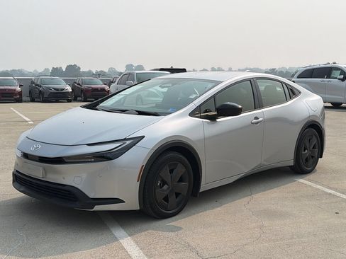 Used 2025 Toyota Prius LE FWD image 2