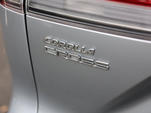 Used 2022 Toyota Corolla Cross XLE w/ Convenience Package image 10