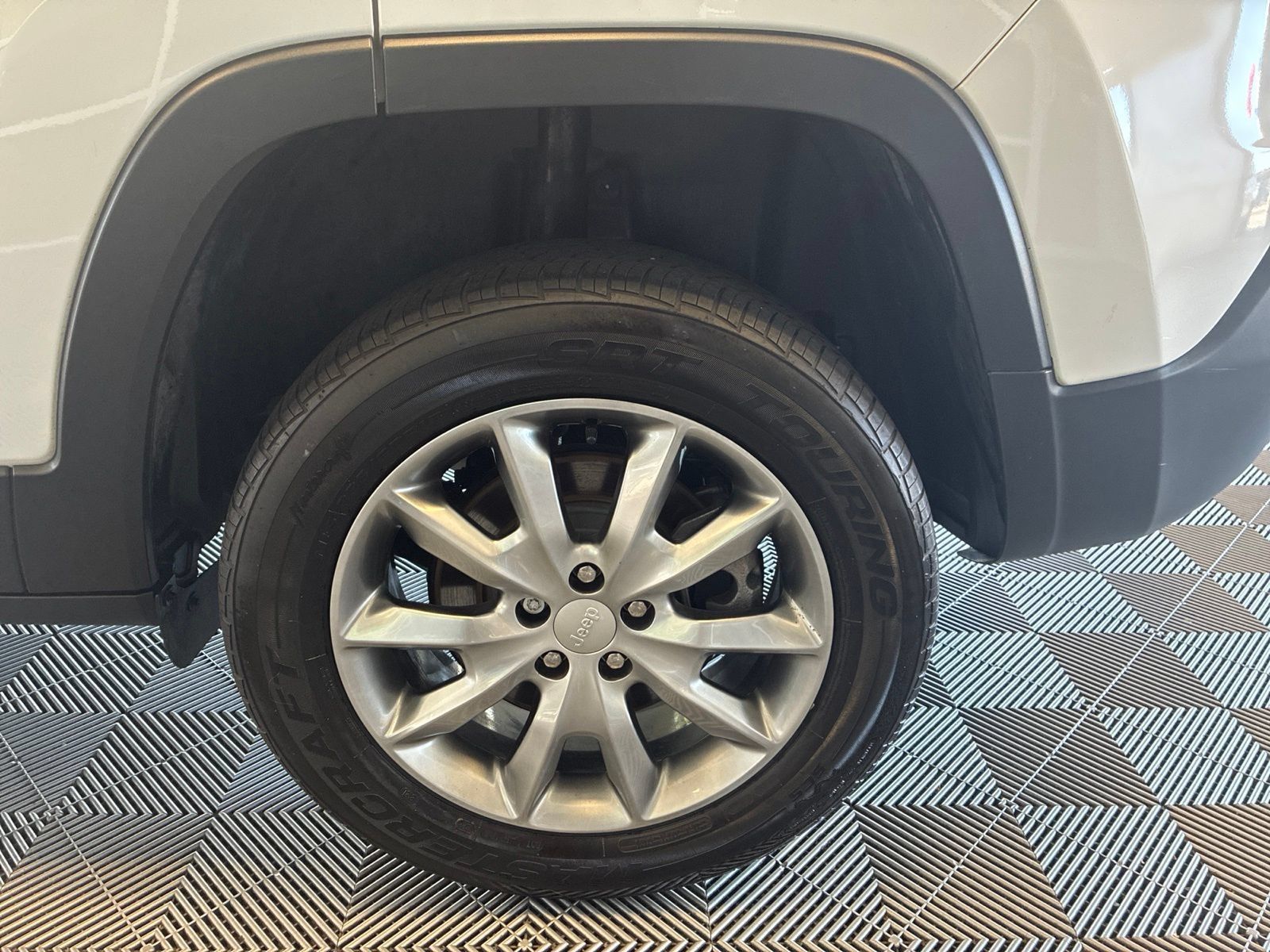 Used 2017 Jeep Cherokee Limited AWD/4WD image 9