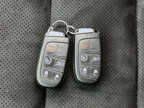 Used 2022 Jeep Grand Cherokee Laredo X image 31