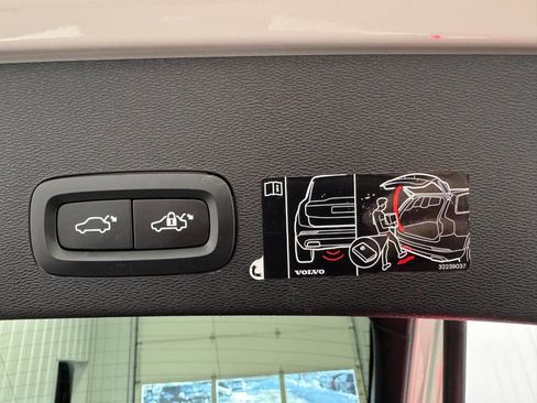 Used 2022 Volvo C40 P8 Recharge Ultimate image 18