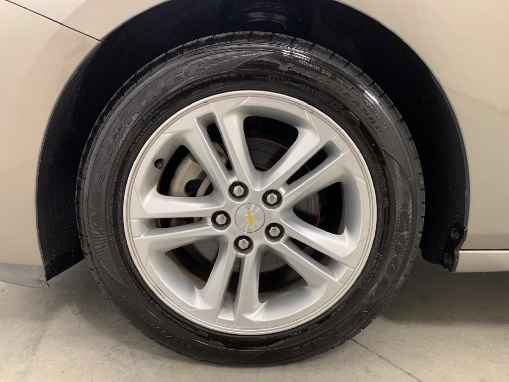 Used 2018 Chevrolet Cruze LT FWD image 2