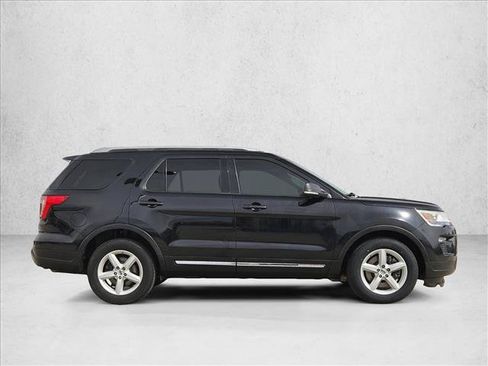 Used 2019 Ford Explorer XLT w/ Equipment Group 201A FWD image 4