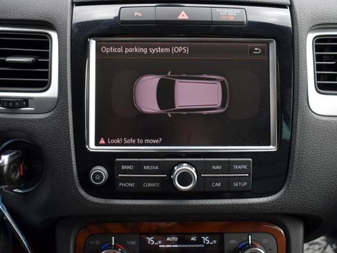 Used 2012 Volkswagen Touareg Sport image 17